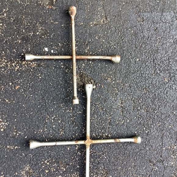 2 Automotive tools tire irons lug wrenches pair - Picture 2 of 3